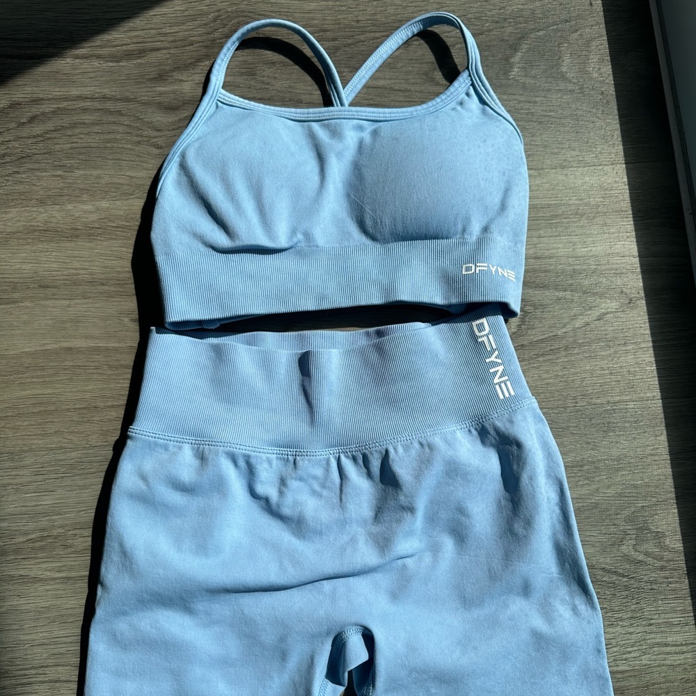DFYNE Women's Athletic Shorts and Bra Set - Blue